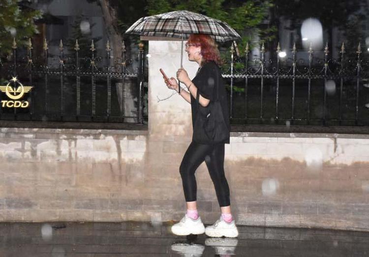 Çok şiddetli yağış geliyor, saati belli oldu Sıcaklık 14 dereceye düşecek, Meteoroloji il il son dakika uyardı
