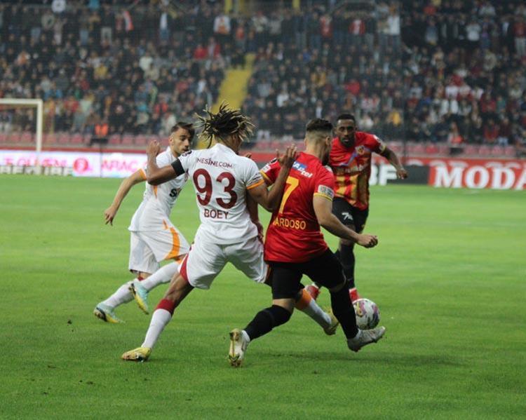 İki hafta önce sadece 4 dakika oynatmıştı Torreira ve Midtsjönün döküldü Okan Buruk nihayet onu gördü