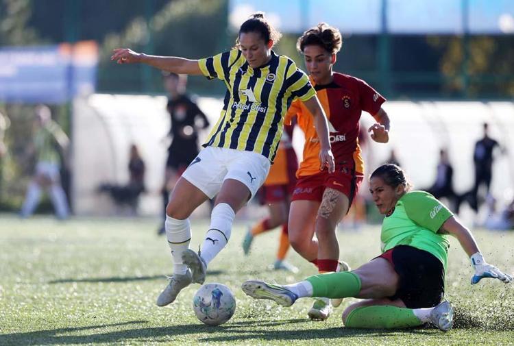 Kadın Futbol Süper Ligindeki derbi nefesleri kesti Fenerbahçe Petrol Ofisi - Galatasaray Petrol Ofisi: 2-3
