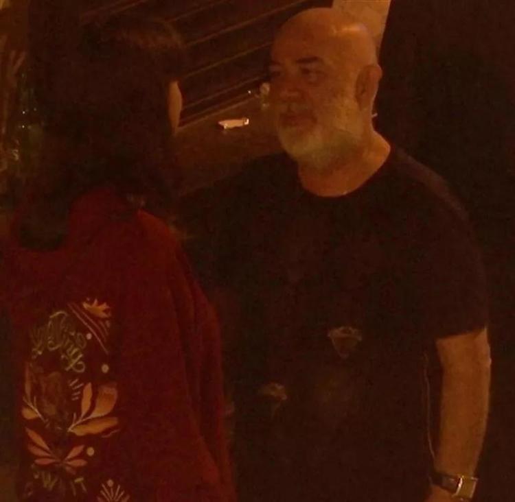YÜZÜNÜ GİZLEDİ