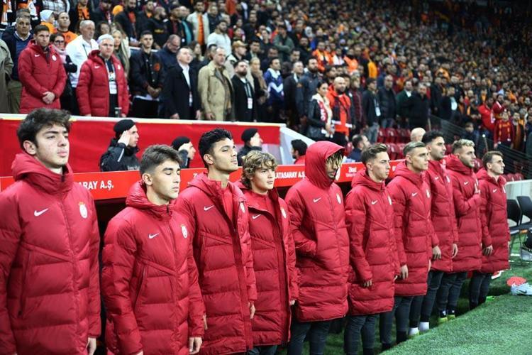 Yunus Akgün, Seferovic, Gomis döküldü taraftarlar ateş püskürdü Kemal Sunalın film müziği olay oldu