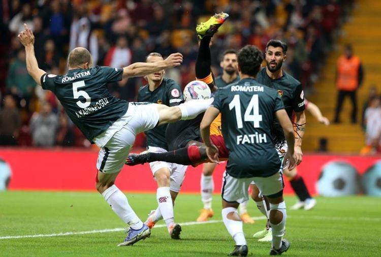 Galatasarayda ayrılık Hazırlık maçlarında oynadı Süper Ligde yan gelip yattı