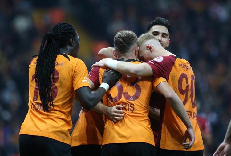 Galatasarayda ayrılık Hazırlık maçlarında oynadı Süper Ligde yan gelip yattı