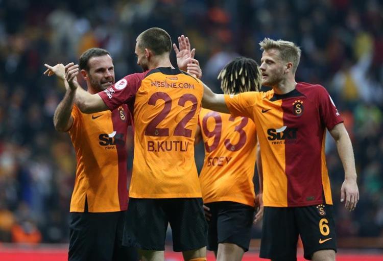 Galatasarayda ayrılık Hazırlık maçlarında oynadı Süper Ligde yan gelip yattı
