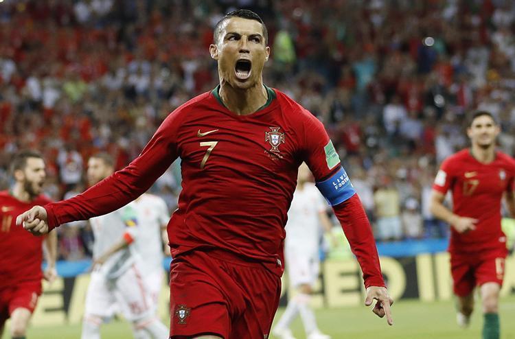 Cristiano Ronaldodan bomba üstüne bomba Emeklilik tarihini açıkladı Lionel Messi hakkında konuştu