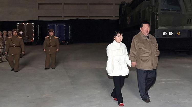Kuzey Kore lideri Kim Jong-un ilk kez kızıyla görüntülendi