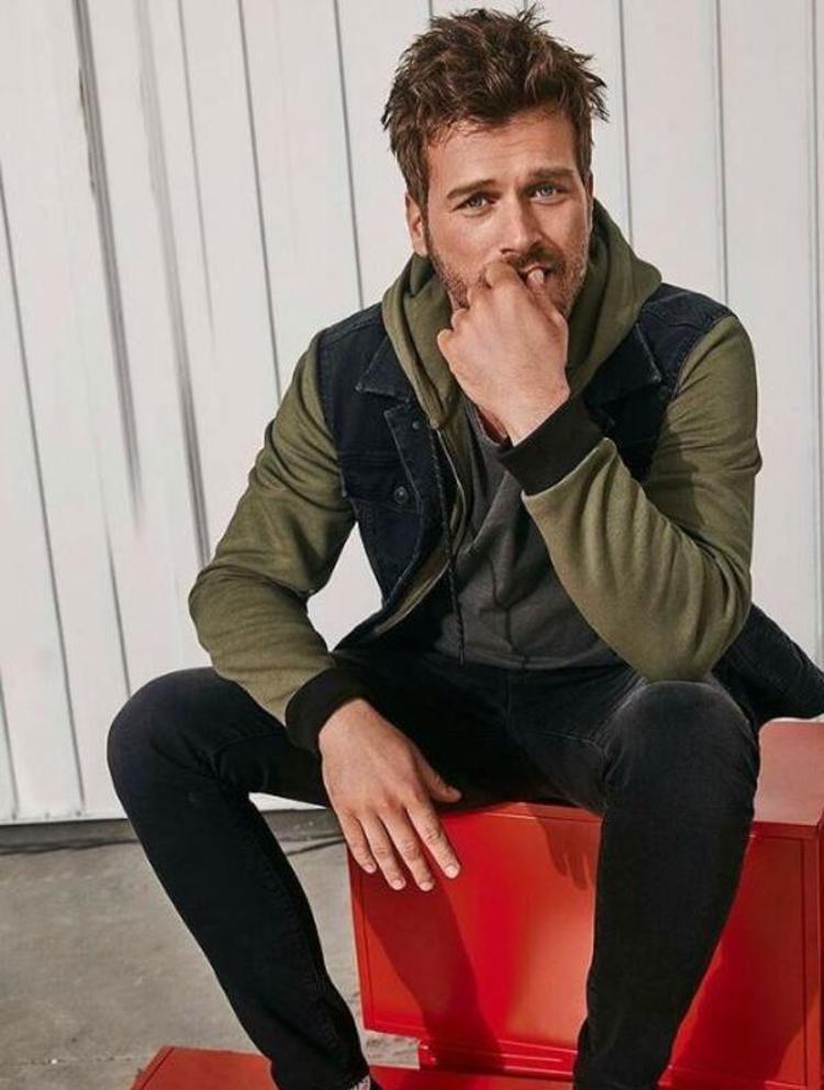 Kıvanç Tatlıtuğun eline yaptırdığı dövmenin sırrı çözüldü