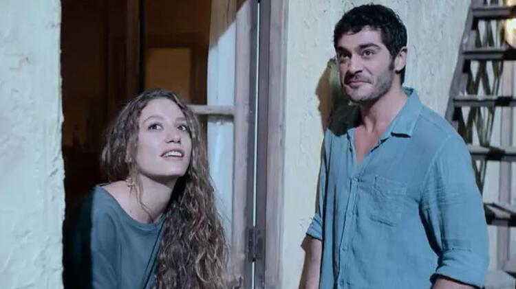 Serenay Sarıkaya ve Burak Denizin sahneleri olay oldu