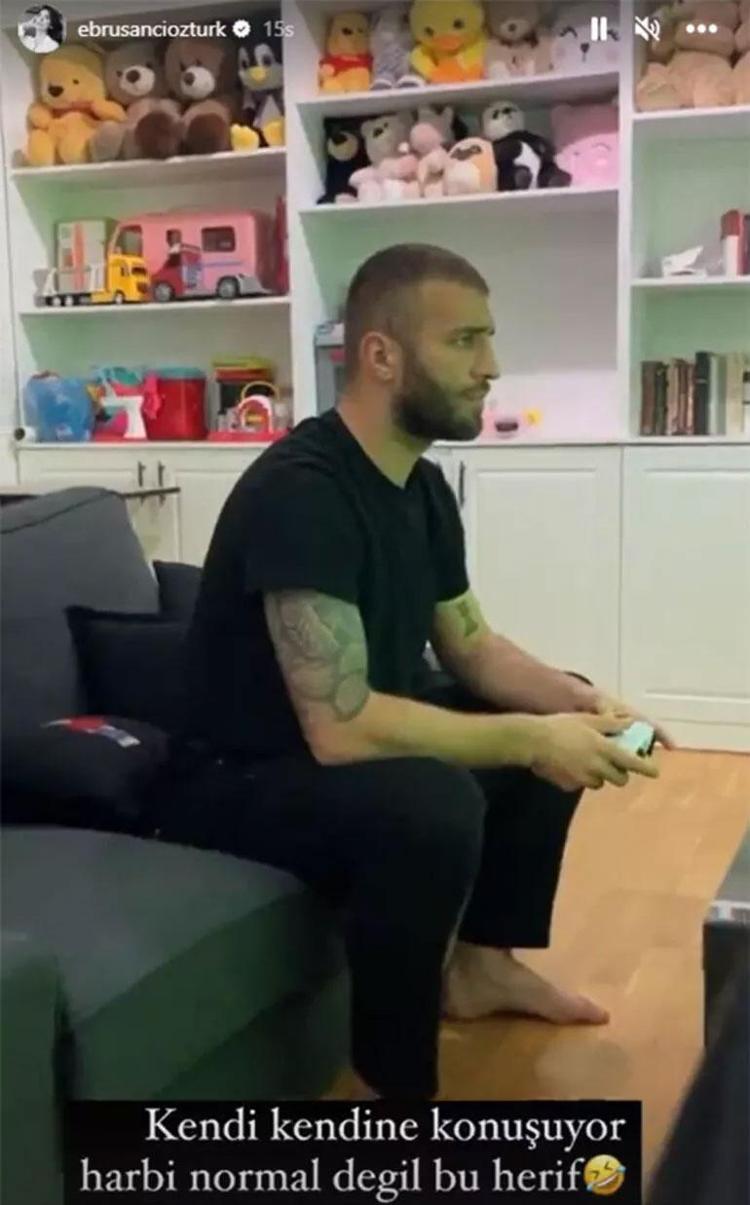 KENDİ KENDİNE KONUŞUYOR