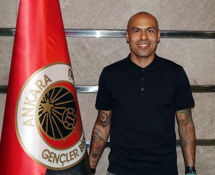 Peki senin geçmişte izlediğin en iyi Türk futbolcu kimdi