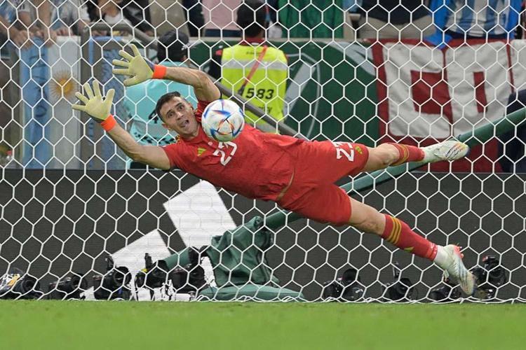 MARTINEZ PENALTILARDA DEVLEŞTİ, ARJANTİN YARI FİNALE YÜKSELDİ