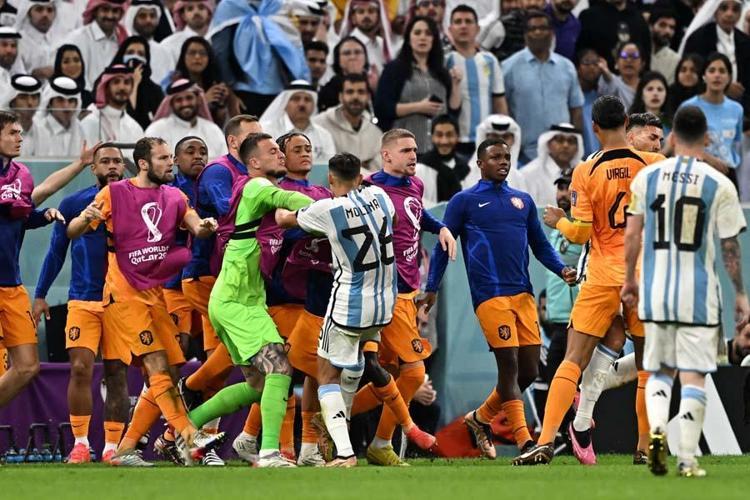 Hollanda-Arjantin maçında büyük gerginlik Messiden Weghorsta şok sözler: Ne bakıyorsun aptal