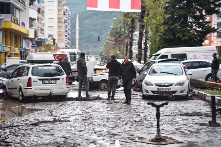 Antalyada sel felaketi Her yeri su bastı