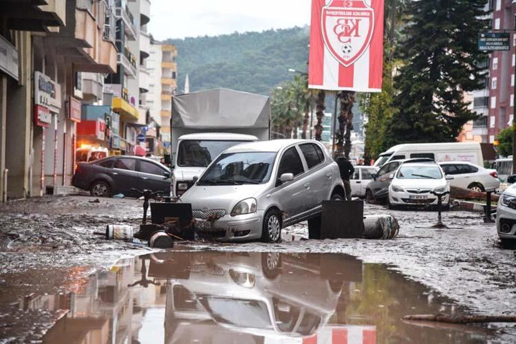 İZMİRDE SAĞANAK YAĞIŞA DAYANAMAYAN ÇATI ÇÖKTÜ