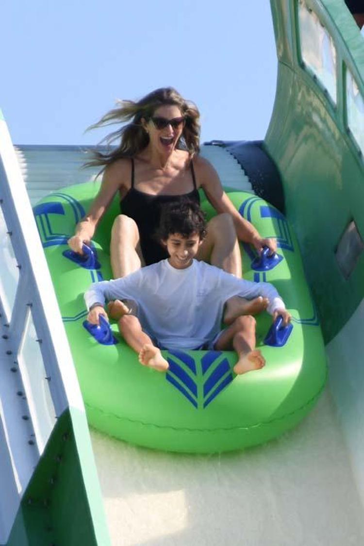 GISELE TOMUN EVİNE YÜZEREK GİDEBİLİR