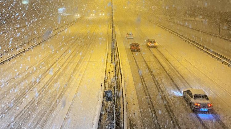 Meteoroloji son dakika duyurdu Kar yağışı kuvvetli geliyor, sıcaklık 6 derece birden düşecek