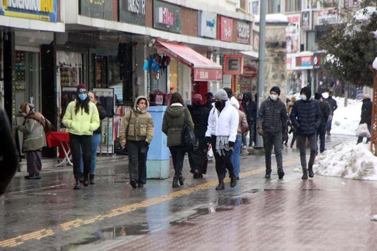 Meteoroloji son dakika duyurdu Kar yağışı kuvvetli geliyor, sıcaklık 6 derece birden düşecek