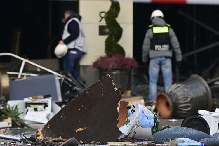 Berlinde bin 500 balığın bulunduğu dev akvaryum patladı: 2 yaralı