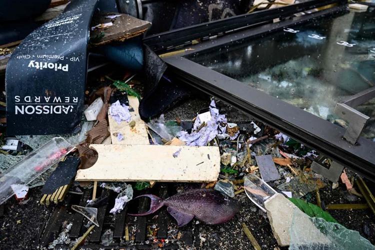 Berlinde bin 500 balığın bulunduğu dev akvaryum patladı: 2 yaralı