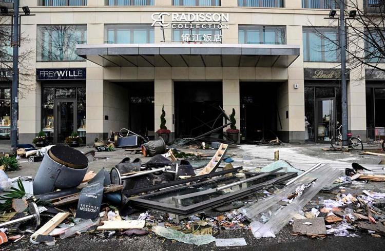 Berlinde bin 500 balığın bulunduğu dev akvaryum patladı: 2 yaralı