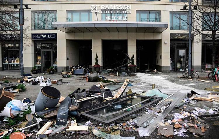 Berlinde bin 500 balığın bulunduğu dev akvaryum patladı: 2 yaralı