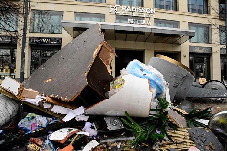 Berlinde bin 500 balığın bulunduğu dev akvaryum patladı: 2 yaralı