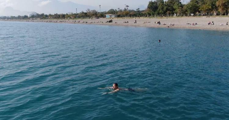 Kış ayında yazı yaşadılar Denize girip bol bol güneşlendiler