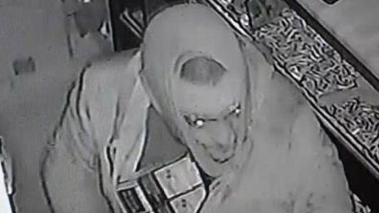 Gece yarısı ortaya çıktı, 100 bin liralık malzemeleri çalıp çıktı İşte fare adamın anbean görüntüleri...