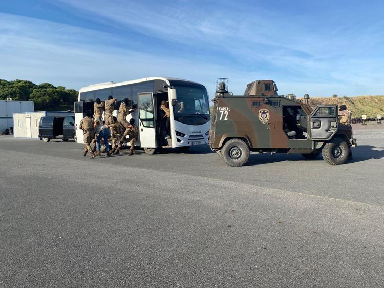 İstanbulda özel harekat polisinden nefes kesen tatbikat