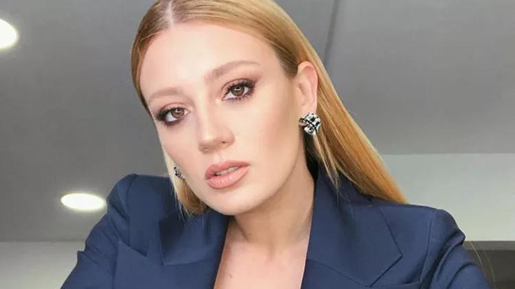 Gizem Karaca araba pozuyla adından söz ettirdi