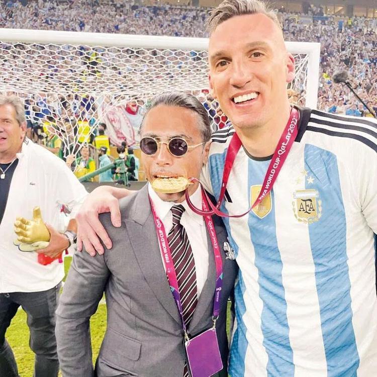 Dünya Kupası finalinde kupayla poz veren Nusret Gökçe hakkında FIFA soruşturma başlattı