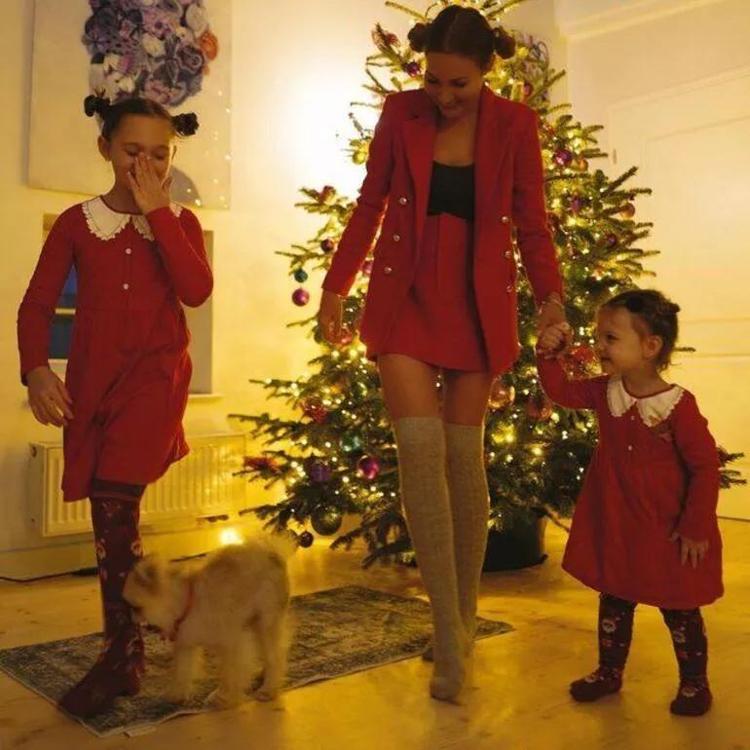 KIZLARIYLA NOEL POZU VERDİ