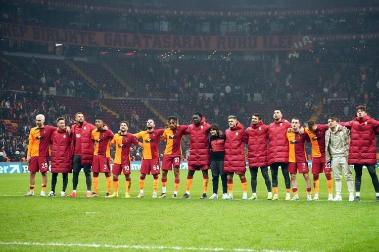 Galatasarayın stoperi değil diyorlardı Okan Buruk göndereceği yerde maaşına zam yaptı