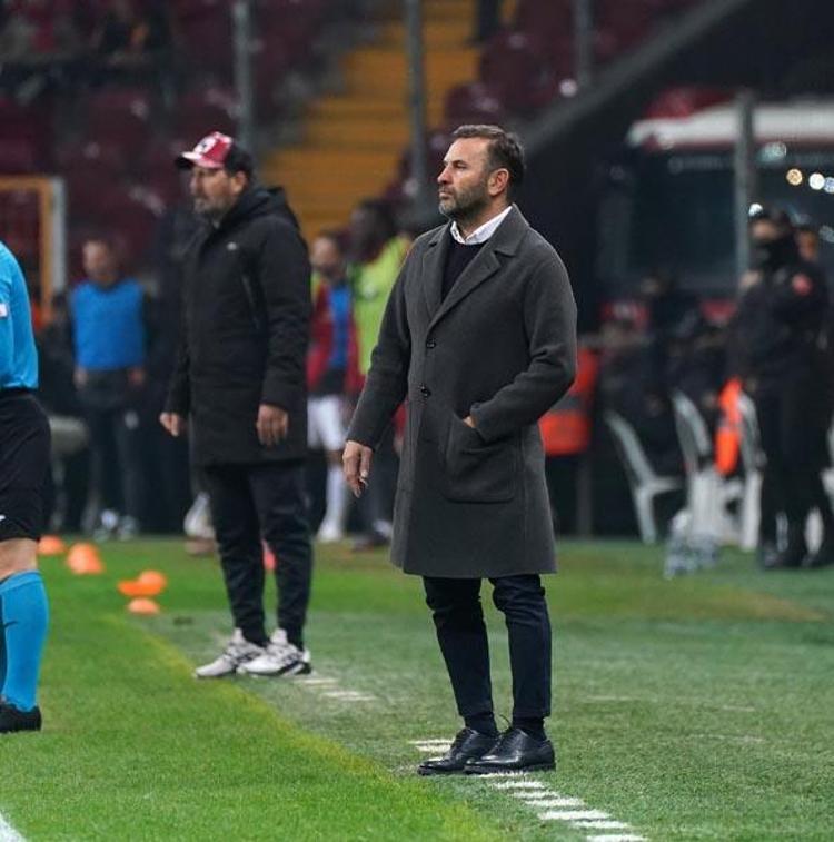 Galatasarayın stoperi değil diyorlardı Okan Buruk göndereceği yerde maaşına zam yaptı