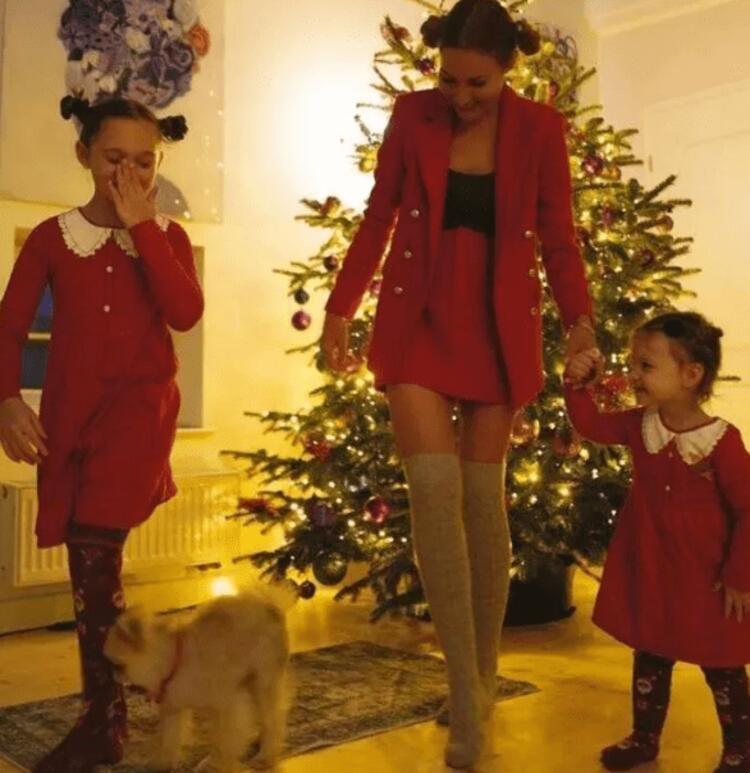 KIZLARIYLA NOEL POZU VERDİ