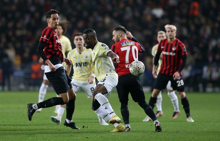 Fenerbahçede deprem 5 ayrılığı açıkladı Biri Trabzonspora gidiyor
