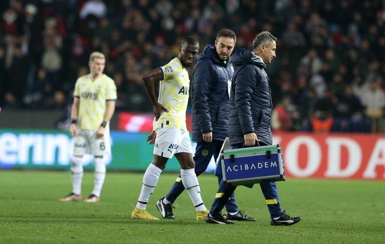 Fenerbahçede deprem 5 ayrılığı açıkladı Biri Trabzonspora gidiyor