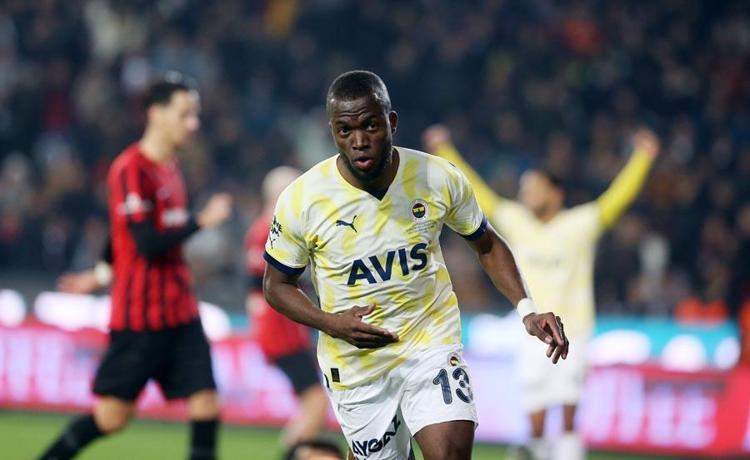 Fenerbahçede deprem 5 ayrılığı açıkladı Biri Trabzonspora gidiyor
