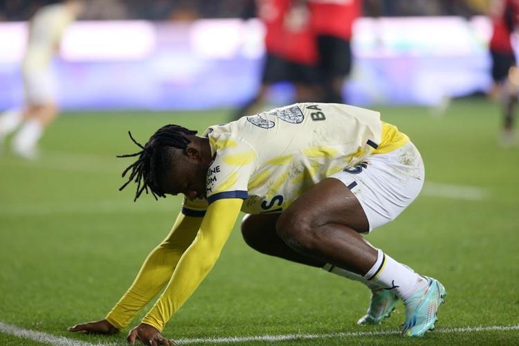 Fenerbahçede deprem 5 ayrılığı açıkladı Biri Trabzonspora gidiyor
