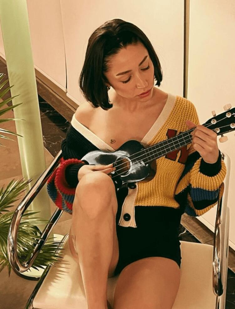 Zeynep Bastıktan iddialı balkon pozu