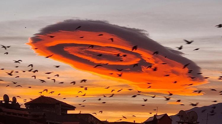 Bursada gökyüzünde inanılmaz görüntü Herkes UFO sandı ama gerçek başka çıktı
