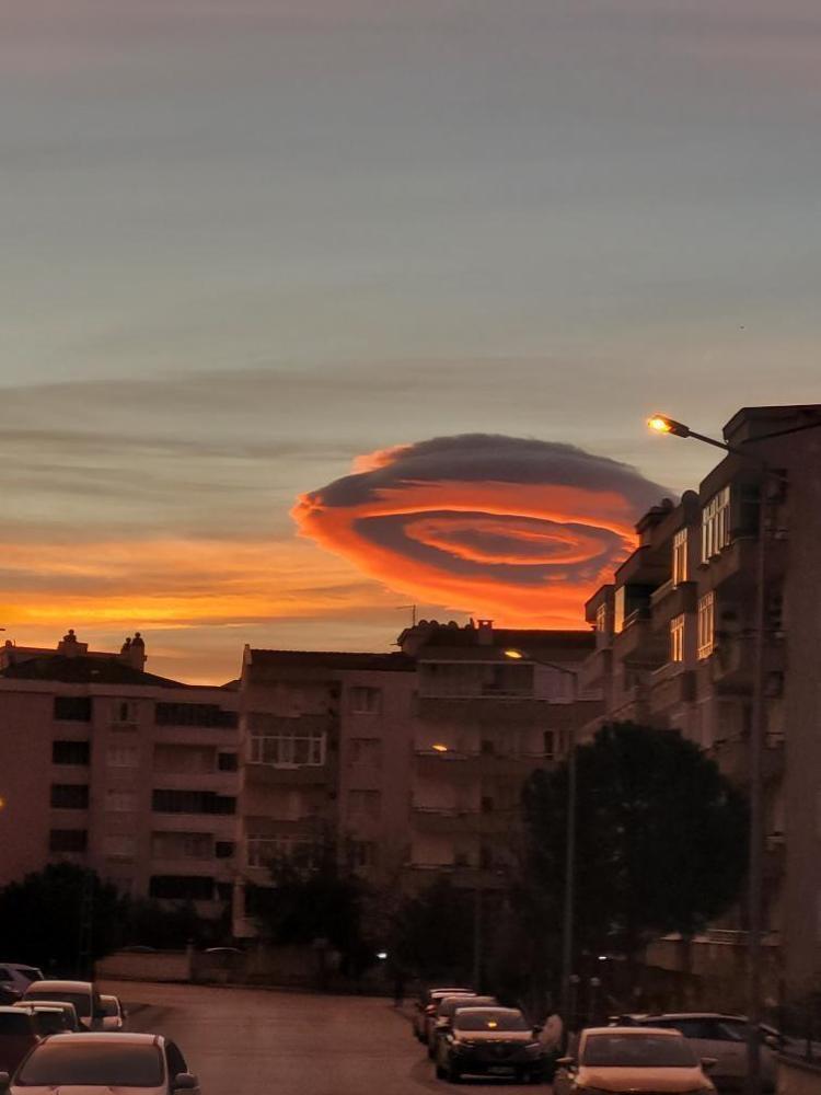 Bursada gökyüzünde inanılmaz görüntü Herkes UFO sandı ama gerçek başka çıktı