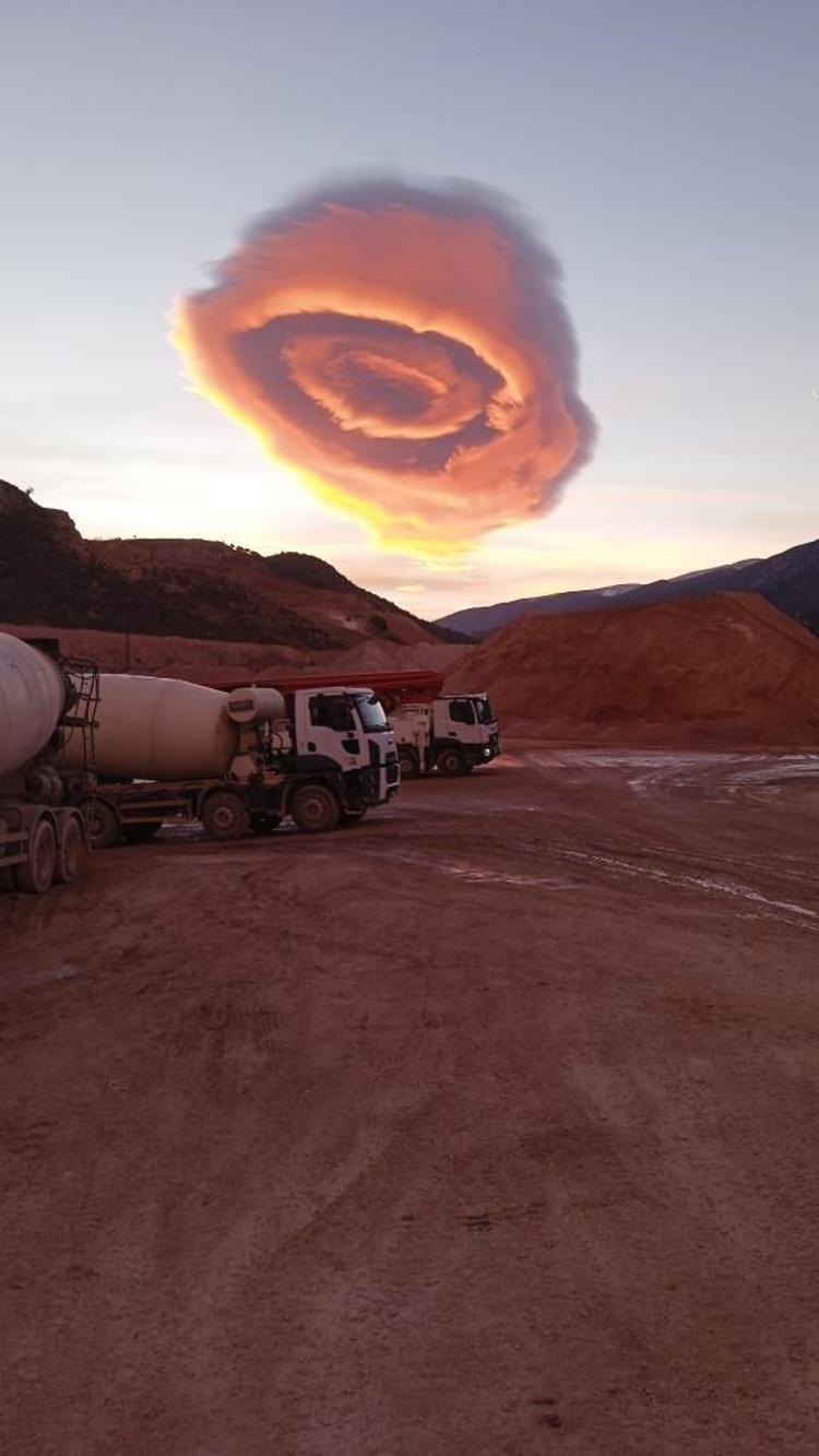 Bursada gökyüzünde inanılmaz görüntü Herkes UFO sandı ama gerçek başka çıktı