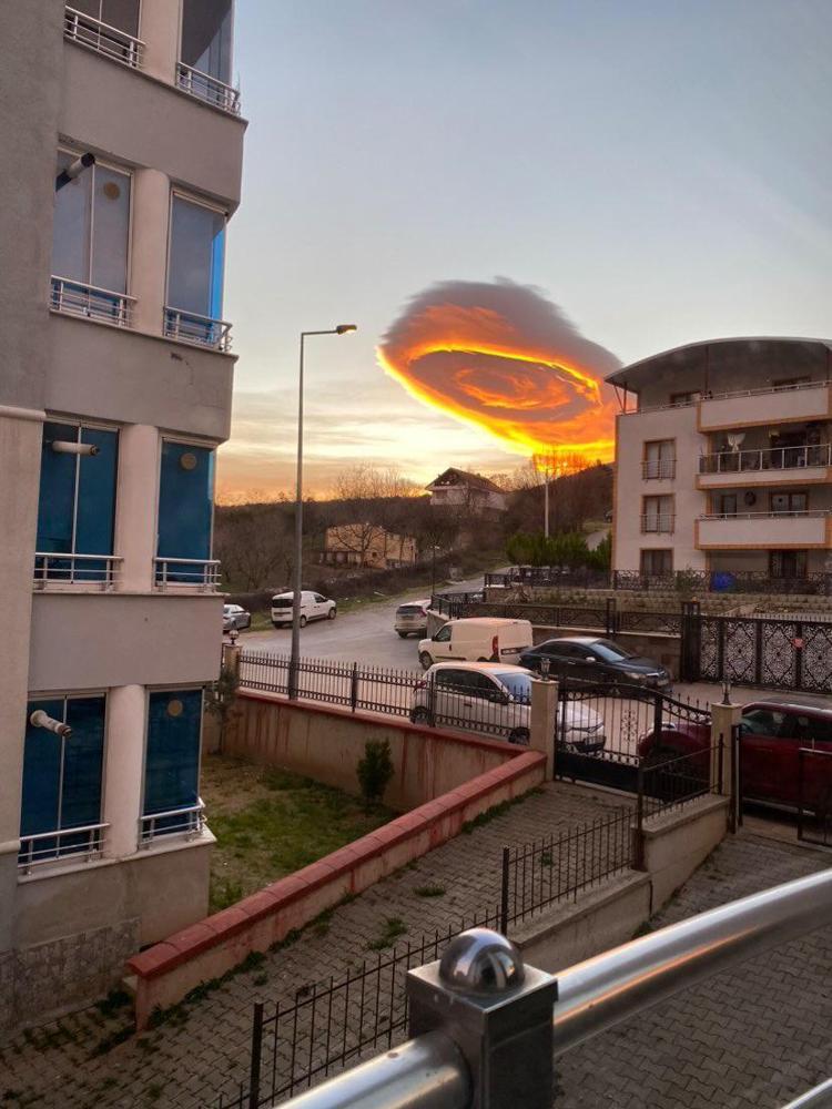 Bursada gökyüzünde inanılmaz görüntü Herkes UFO sandı ama gerçek başka çıktı
