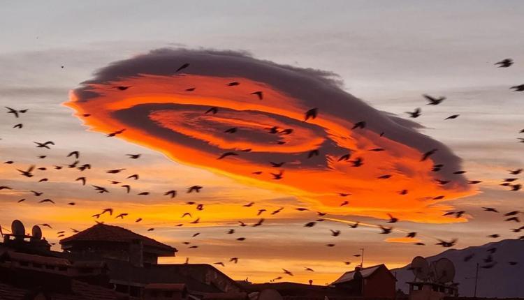 Bursada gökyüzünde inanılmaz görüntü Herkes UFO sandı ama gerçek başka çıktı