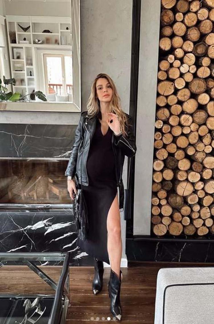Aslışah Alkoçlardan karnı burnunda pozlar Derin yırtmaçlı elbise giyip paylaştı