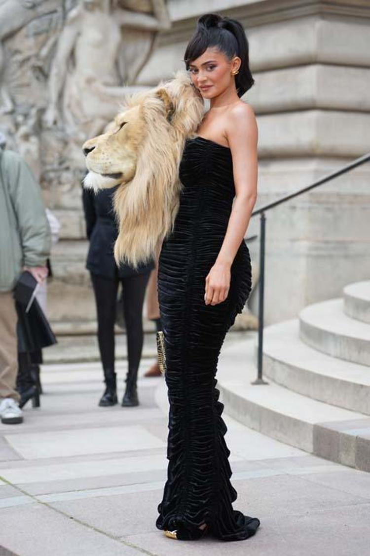 Kylie Jenner kıyafetiyle moda haftasına damga vurdu