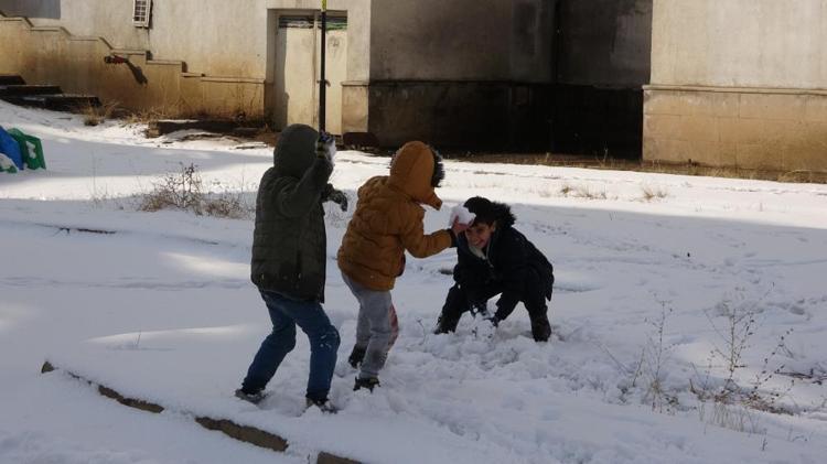 Çocukların kar keyfi Poşet ve kızaklarla kaydılar