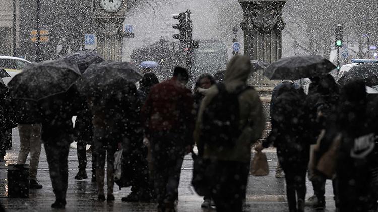 İstanbulda kar alarmı Kara kış geldi, yağış başladı Meteorolojiden 25 kent için sarı ve turuncu uyarı