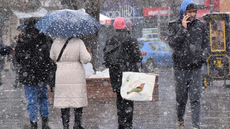 İstanbulda kar alarmı Kara kış geldi, yağış başladı Meteorolojiden 25 kent için sarı ve turuncu uyarı